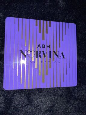 ABH Norvina Eyeshadow Palette -vol. 1 new, some colors swatched, see pics